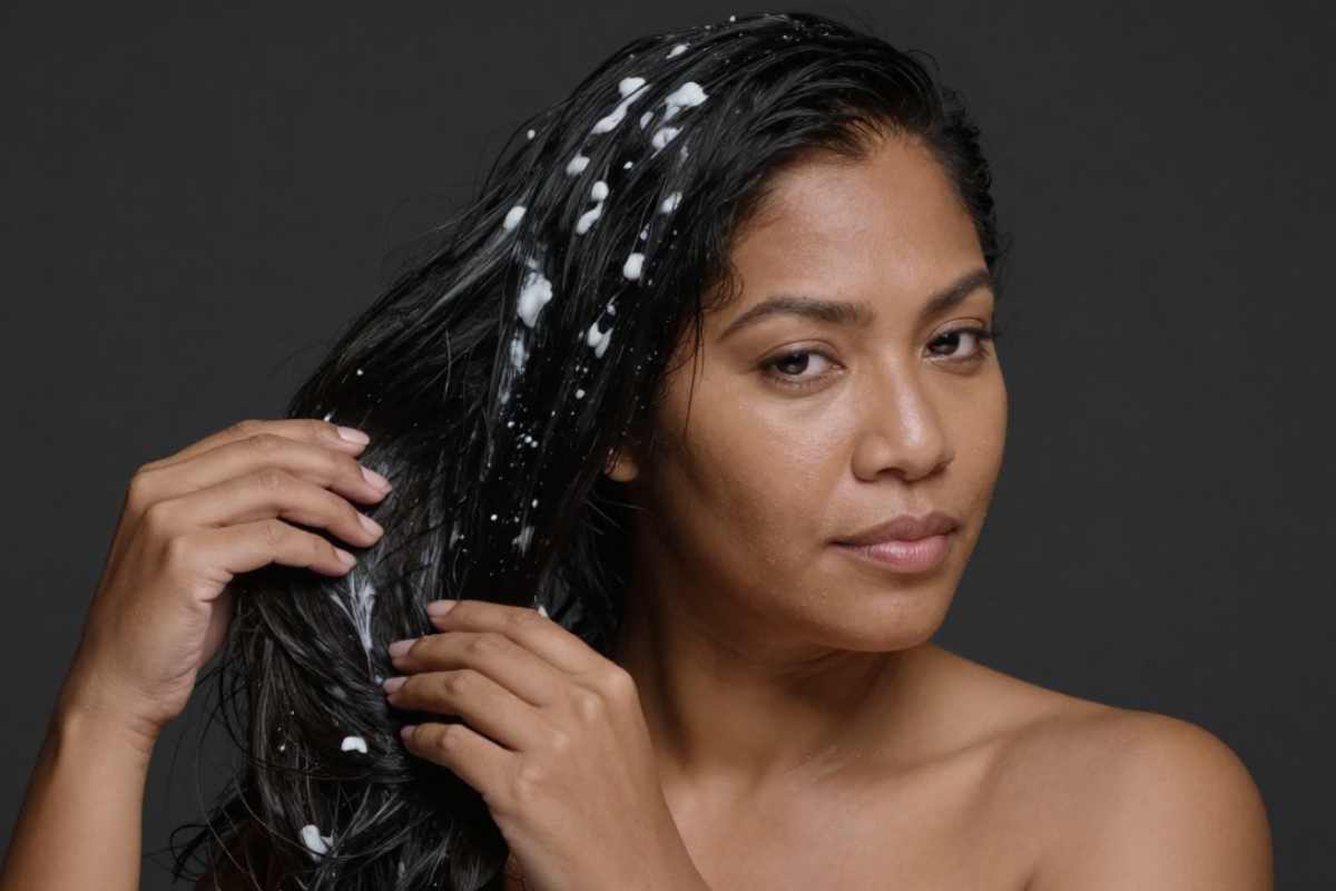 donna si prende cura dei capelli