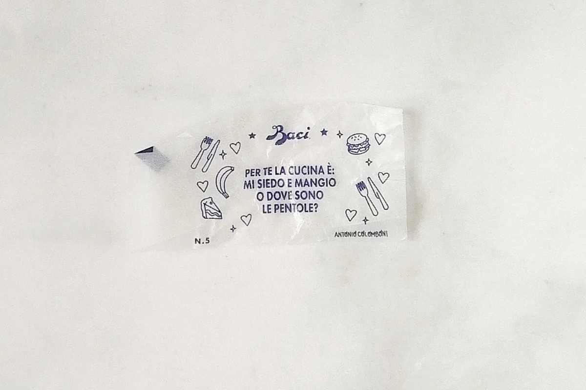 una delle frasi contenuti nella nuova connection box dei baci perugina