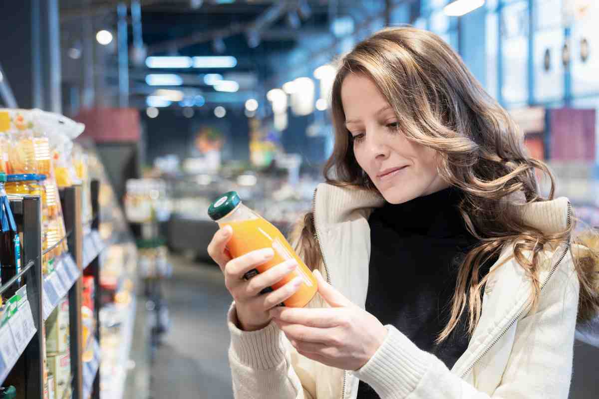 donna guarda etichetta di un prodotto