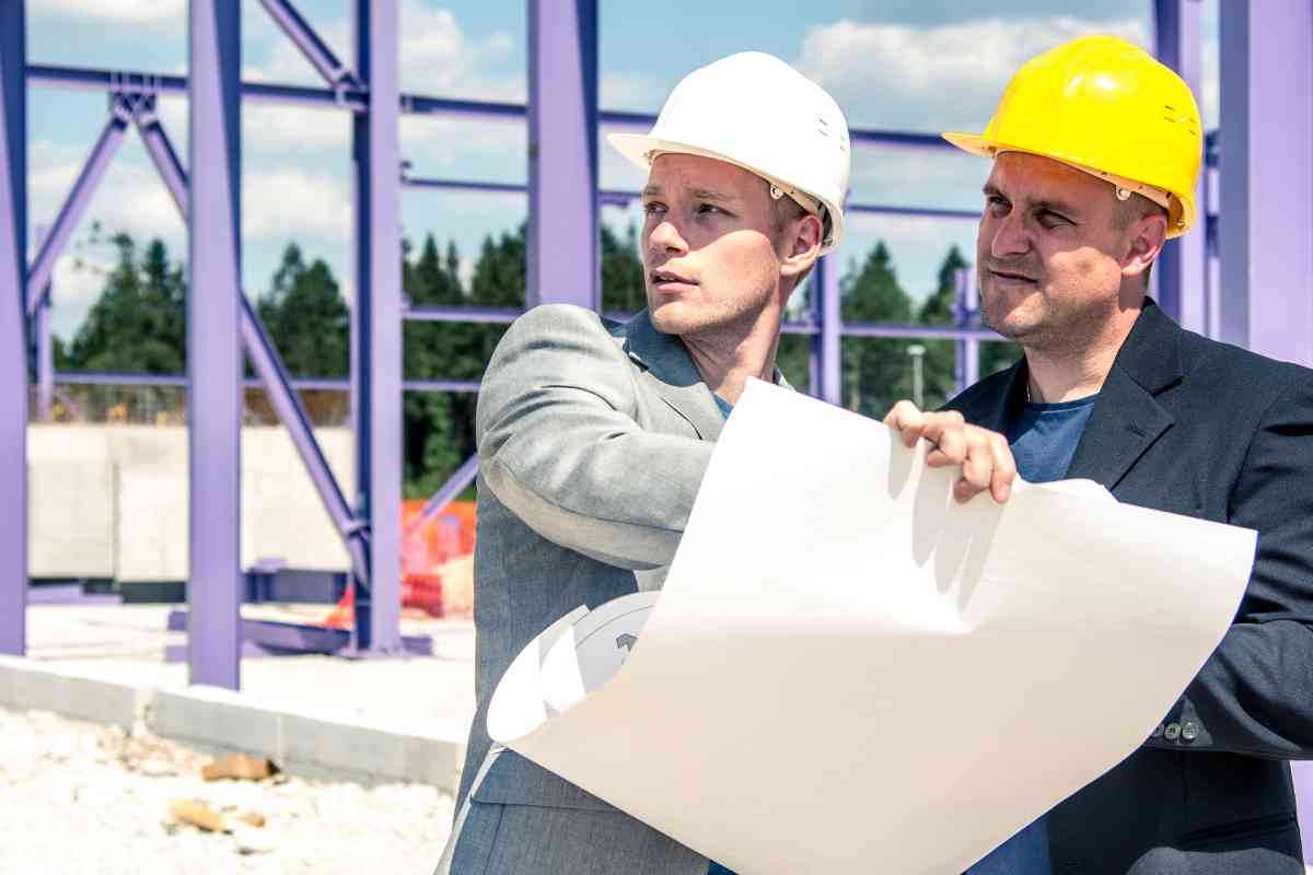 persone con un progetto di costruzione tra le mani