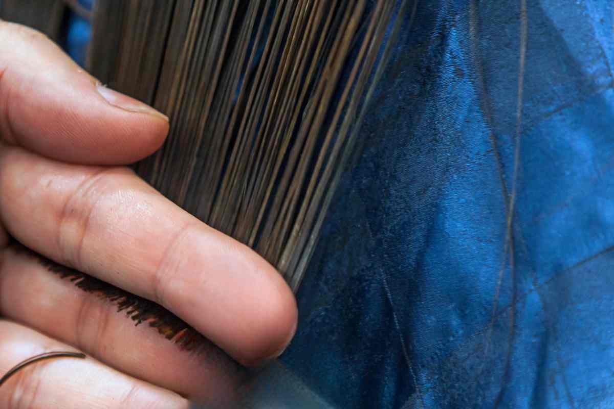 mano tiene i capelli tra le dita