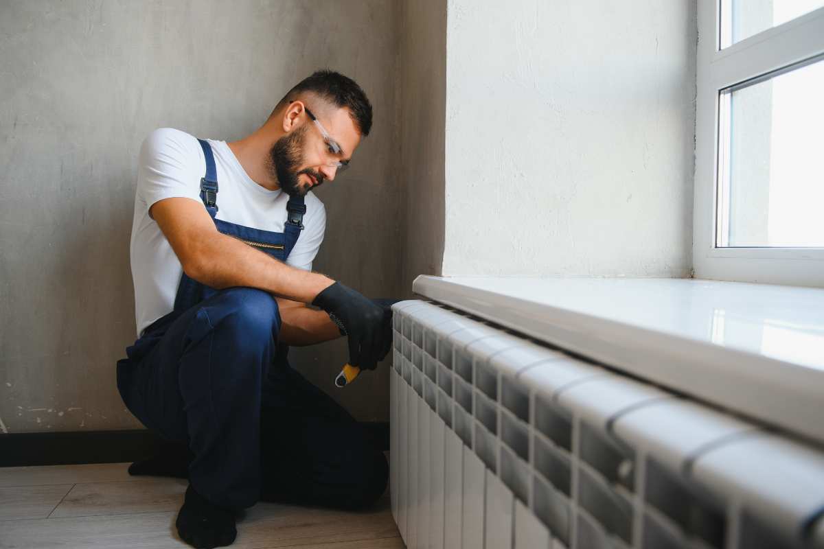 idraulico maneggia con termosifoni