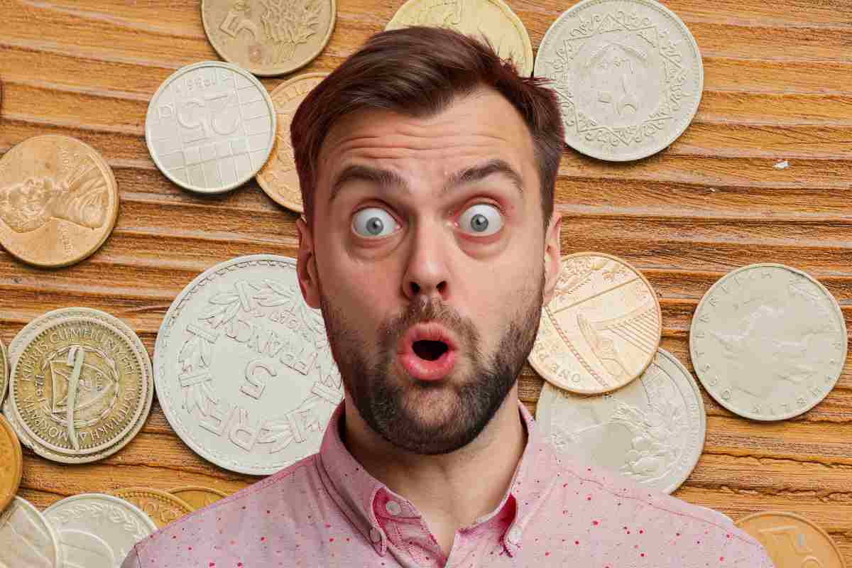 persona stupita davanti a monete rare