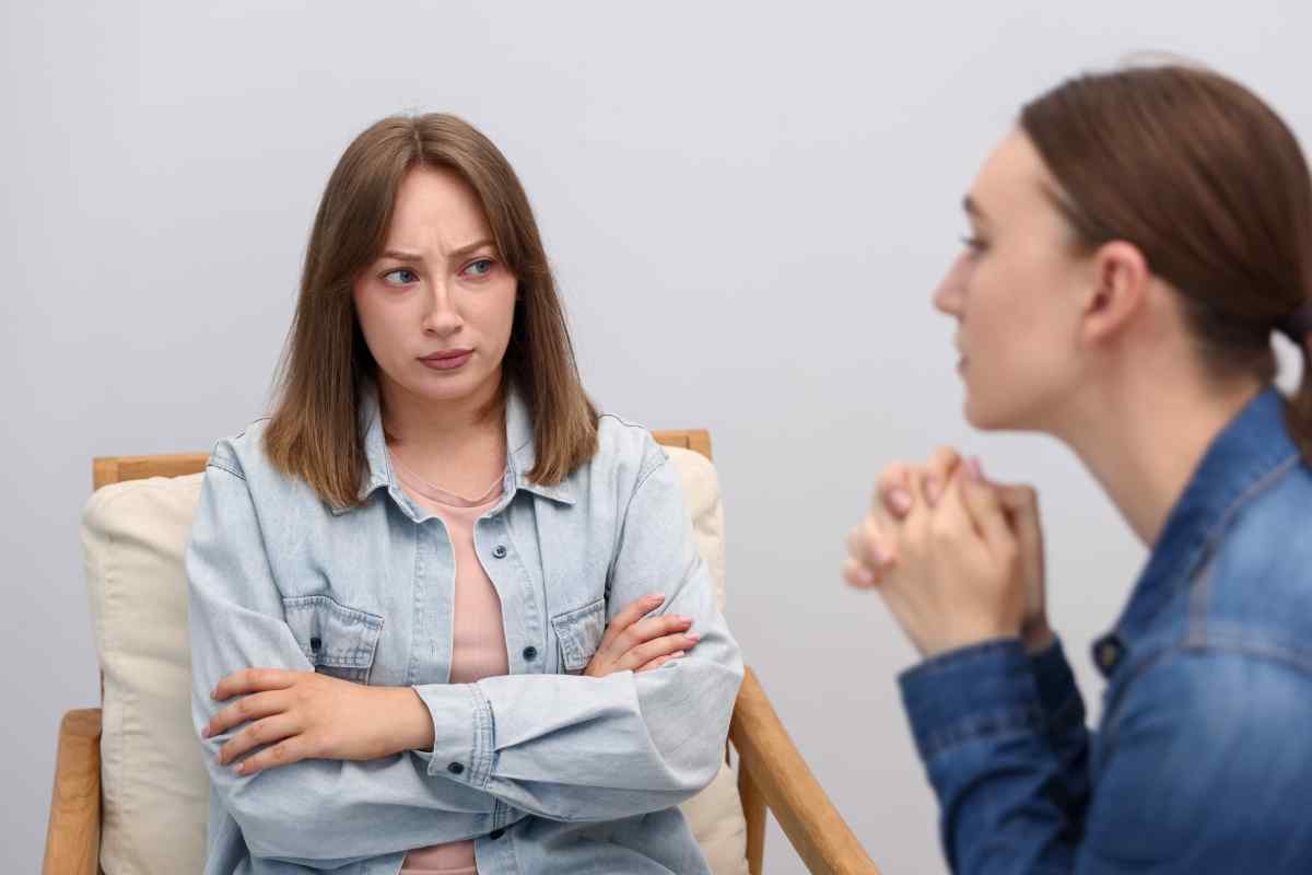 donna seduta da una psicologa