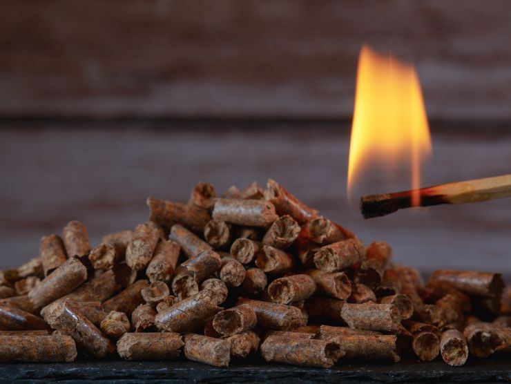 pellet che viene acceso con un fiammifero