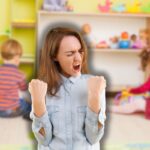 bambini all'asilo nido e donna che esulta