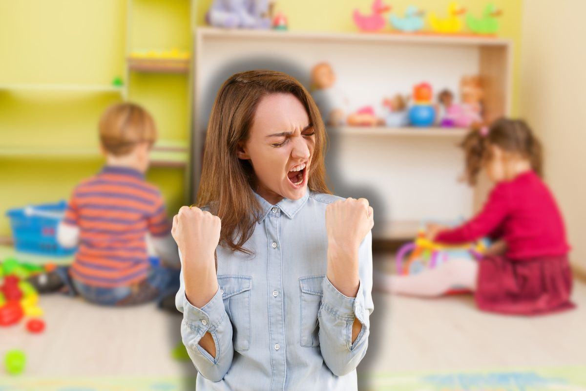 bambini all'asilo nido e donna che esulta