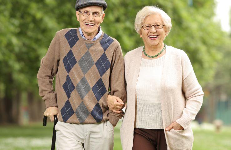 due persone anziani sorridenti