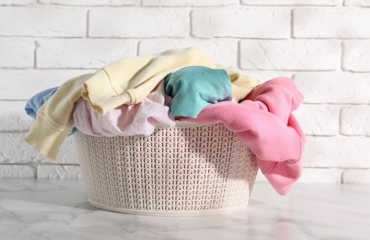 bucato appena lavato in cesta