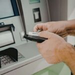 uomo allo sportello ATM