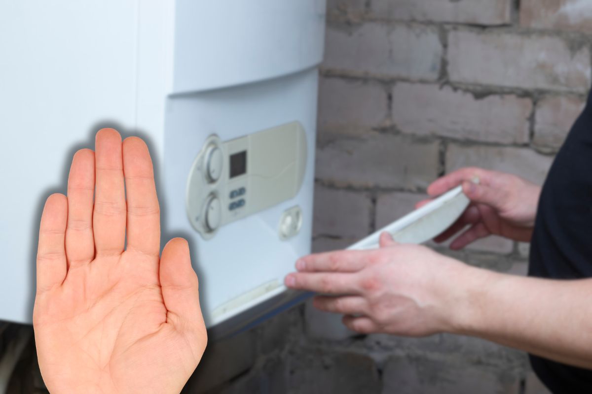 donna che apre sportello caldaia e mano che fa stop