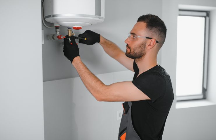 tecnico che aggiusta caldaia