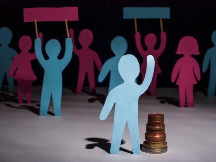 rappresentazione grafica di persone che manifestano per lo stipendio basso