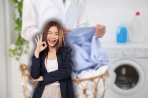 donna con bucato in mano e donna giapponese che fa ok con le mani