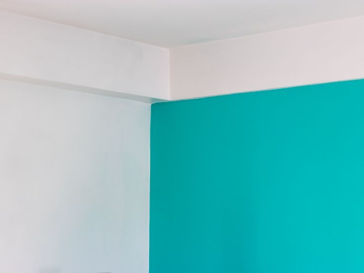 una parete bianca e una turchese