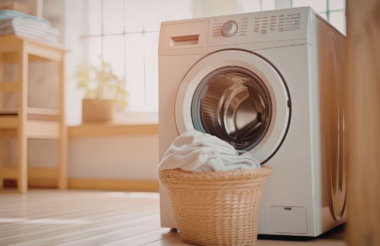 lavatrice con cesta di bucato