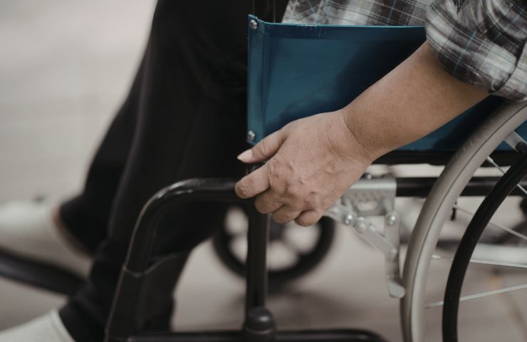 persona su sedia a rotelle