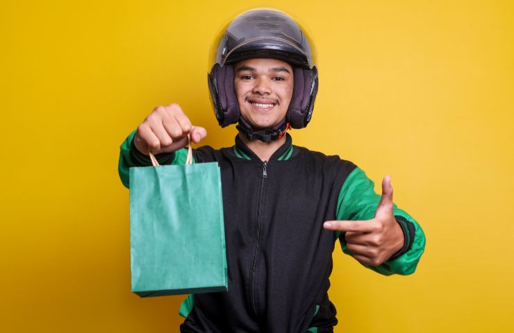 rider sorridente con consegna in mano