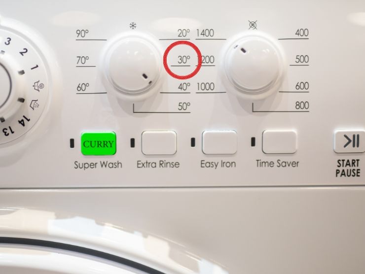 lavatrice con le sue impostazioni e cerchio che evidenzia i 30°