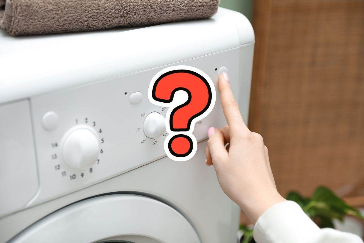 mano che imposta temperatura lavatrice e punto interrogativo