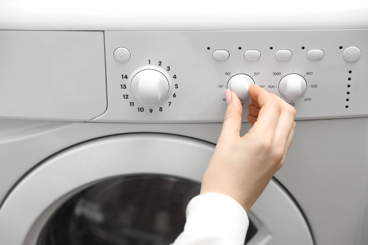 mano che imposta lavatrice