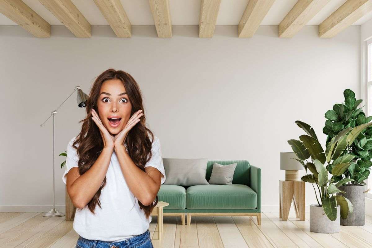 donna sorpresa in un soggiorno ampio e moderno
