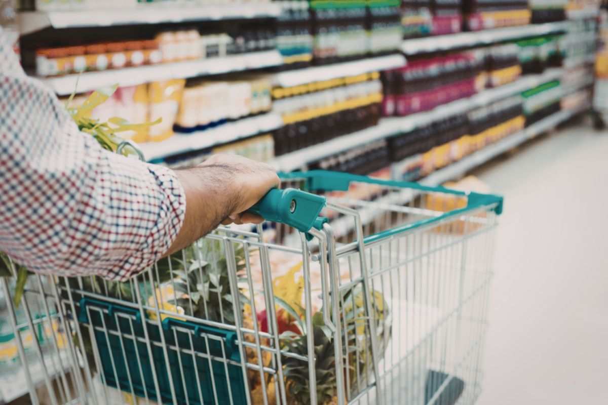 uomo al supermercato